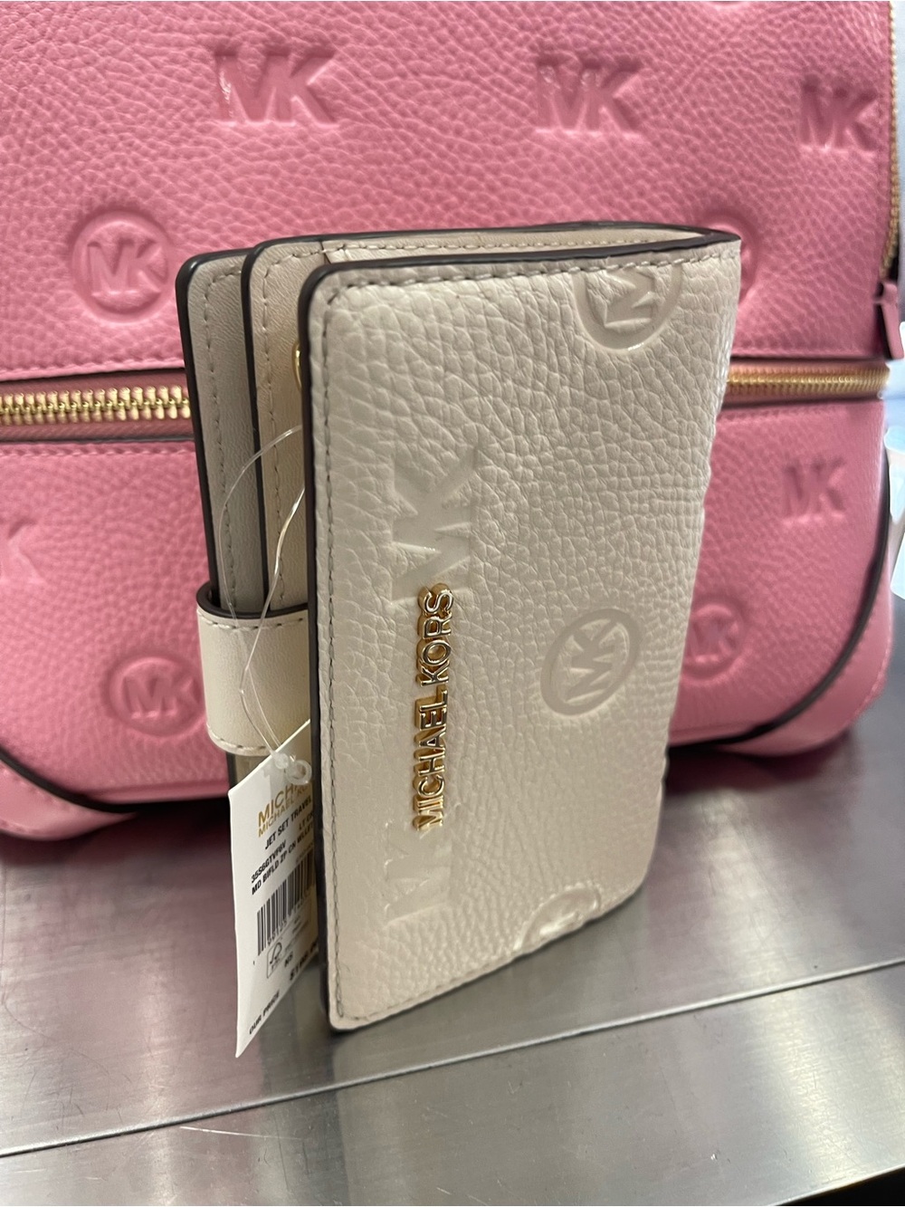 Michael Kors Jet Set Travel Med MK Logo Debossed Bifold Wallet
Light Cream
NWT - Picture 6 of 16